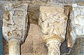 Sacra di San Michele. Il Portale dello Zodiaco. Capitello con tre donne che si strappano i capelli.